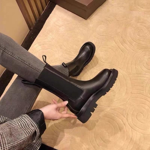 大碼女靴41一43厚底中筒切爾西靴腳寬胖英倫風菸筒短靴馬丁靴女40