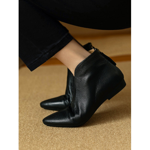 巨軟復古羊皮尖頭V口及踝靴女春秋單靴百搭平底軟底後拉鍊小短靴