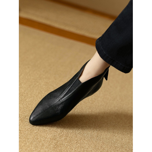 巨軟復古羊皮尖頭V口及踝靴女春秋單靴百搭平底軟底後拉鍊小短靴