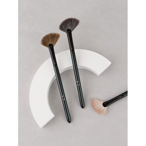 魅仔Y09斜角扇形高光刷提亮臉部清透超柔軟動物毛餘粉啞光化妝刷