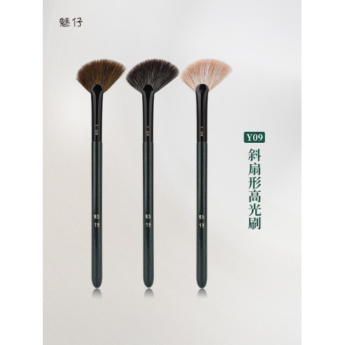 魅仔Y09斜角扇形高光刷提亮臉部清透超柔軟動物毛餘粉啞光化妝刷