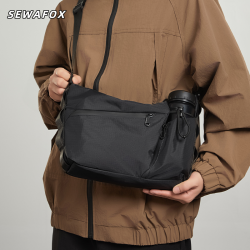 新款男士單肩包休閒可攜式斜後後背包男生大容量尼龍通勤運動旅行月牙包