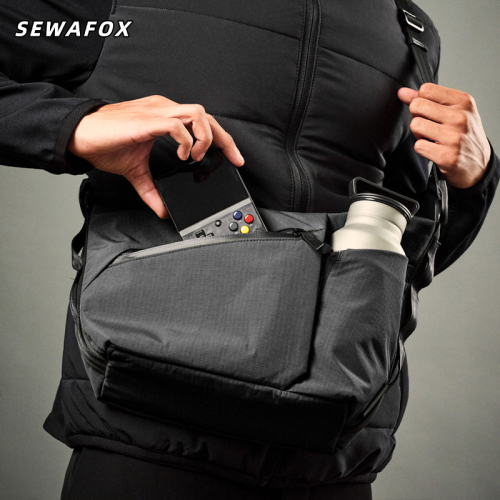 新款男士單肩包休閒可攜式斜後後背包男生大容量尼龍通勤運動旅行月牙包