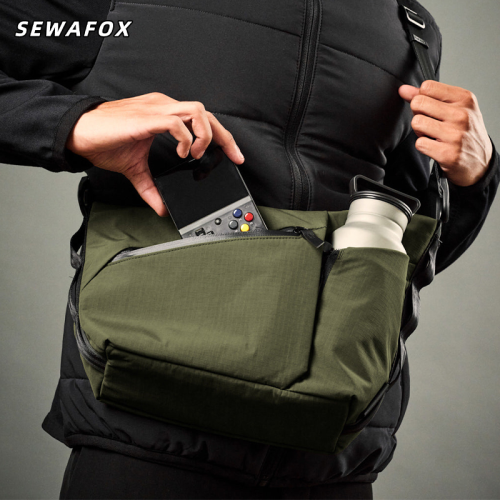 新款男士單肩包休閒可攜式斜後後背包男生大容量尼龍通勤運動旅行月牙包