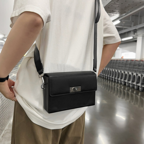 青少年小方包男高級感小衆男生外出小挎包男士隨身出行斜後後背包女潮