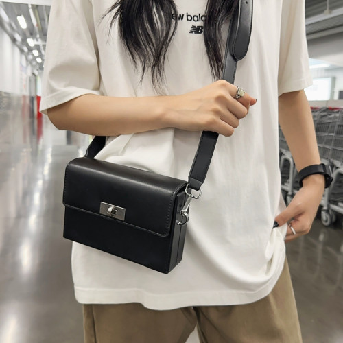 青少年小方包男高級感小衆男生外出小挎包男士隨身出行斜後後背包女潮