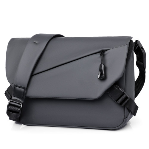 2026新款男包時尚運動斜後後背包男士郵差包戶外休閒單肩包通勤後後背包