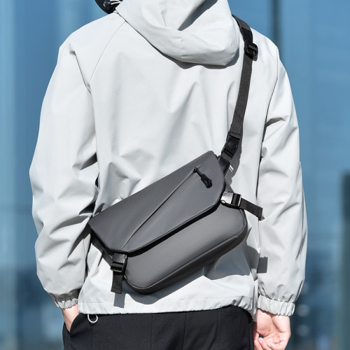 2026新款男包時尚運動斜後後背包男士郵差包戶外休閒單肩包通勤後後背包