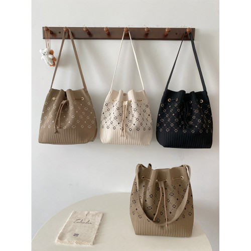 秋冬新款單肩包女大容量水桶包字母加厚針織時尚腋下包百搭手提包