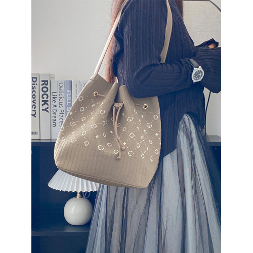 秋冬新款單肩包女大容量水桶包字母加厚針織時尚腋下包百搭手提包