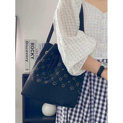 秋冬新款單肩包女大容量水桶包字母加厚針織時尚腋下包百搭手提包