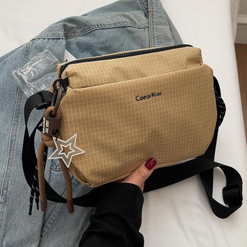 韓版百搭格子帆布斜後後背包女戶外可攜式騎行單肩包2025新款通勤旅行小 韓版百搭格子帆布斜後後背包女戶外可攜式騎行單肩包2025新款通勤旅行小