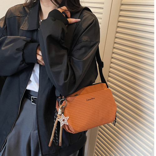 韓版百搭格子帆布斜後後背包女戶外可攜式騎行單肩包2025新款通勤旅行小 韓版百搭格子帆布斜後後背包女戶外可攜式騎行單肩包2025新款通勤旅行小