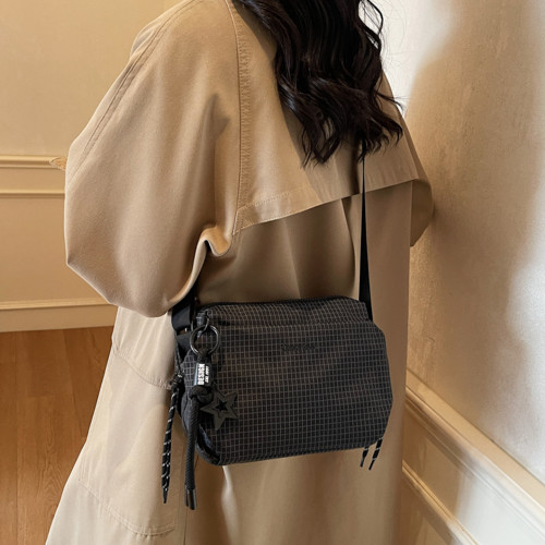 韓版百搭格子帆布斜後後背包女戶外可攜式騎行單肩包2025新款通勤旅行小 韓版百搭格子帆布斜後後背包女戶外可攜式騎行單肩包2025新款通勤旅行小