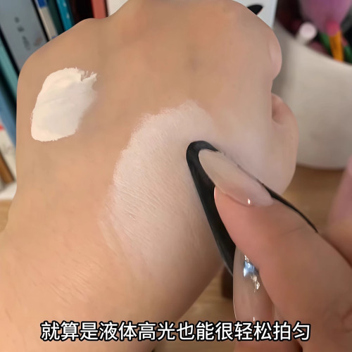 多天才設計師才能想到的設計！仿手指粉撲粉底液專用啞光美妝蛋