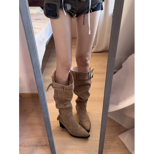 不過膝長靴女2025年秋季卡其色絨面尖頭靴子女粗跟顯瘦褶皺堆堆靴