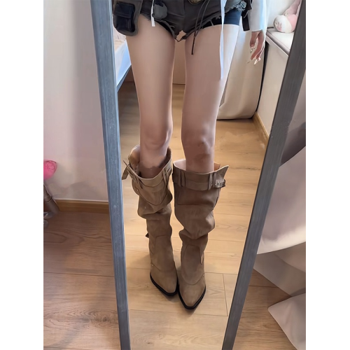 不過膝長靴女2025年秋季卡其色絨面尖頭靴子女粗跟顯瘦褶皺堆堆靴