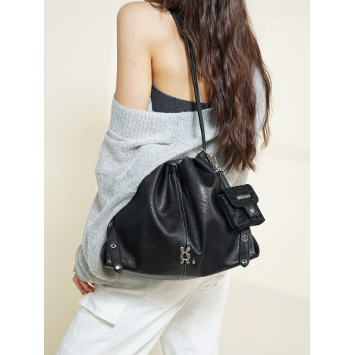 哐花原創設計2025新款高級感單肩斜後後背包復古通勤包包抽繩大包黑色 哐花原創設計2025新款高級感單肩斜後後背包復古通勤包包抽繩大包黑色