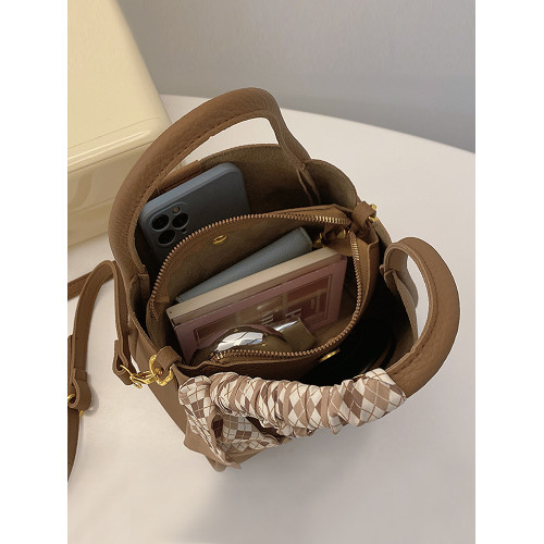 爆款手提包包女2026新款時尚百搭單肩斜後後背包高級感上班通勤水桶包