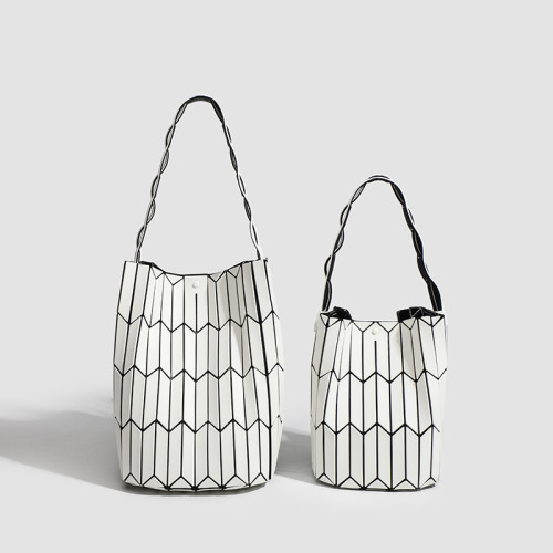 日本2024新款幾何菱格菜籃子包單肩手提時尚休閒女包小水桶包包