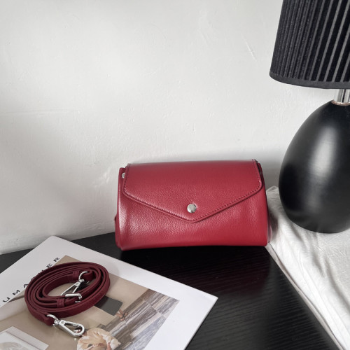 真皮小包2026新款牛皮斜後後背包小圓桶包軟皮大容量手機包多隔層簡約 真皮小包2026新款牛皮斜後後背包小圓桶包軟皮大容量手機包多隔層簡約