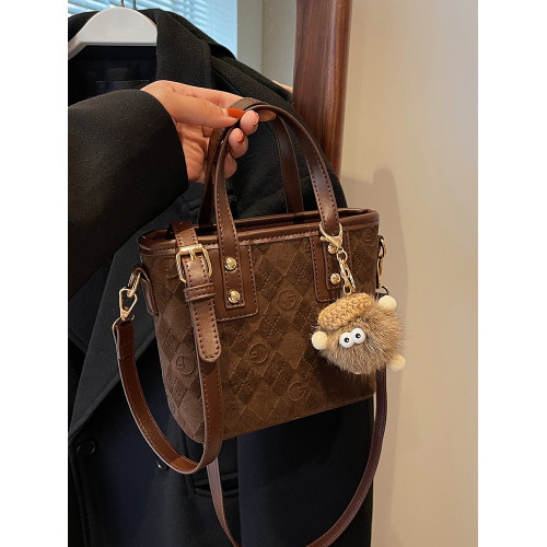 新款包包女2026年爆款水桶包小衆秋冬季磨砂復古斜後後背包菱格手提包