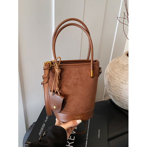 秋冬包包女式2025新款超火小衆磨砂水桶包高級感百搭單肩斜背小包