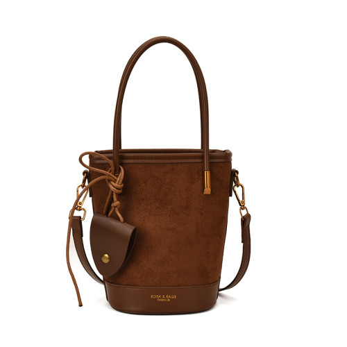 秋冬包包女式2025新款超火小衆磨砂水桶包高級感百搭單肩斜背小包