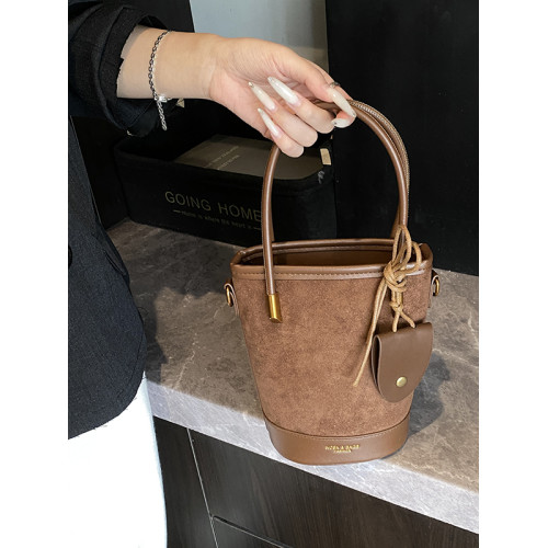 秋冬包包女式2025新款超火小衆磨砂水桶包高級感百搭單肩斜背小包