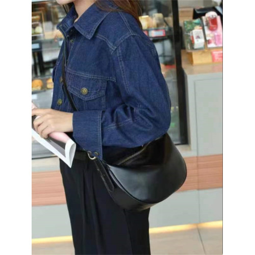 斜後後背包女2024新款小衆高級感餃子包頭層牛皮復古寬肩帶單肩腋下包