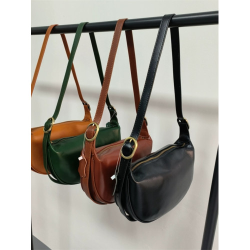 斜後後背包女2024新款小衆高級感餃子包頭層牛皮復古寬肩帶單肩腋下包