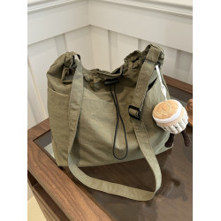 大容量防水尼龍布抽繩褶皺單肩包2025新款旅遊出行休閒斜背水桶包