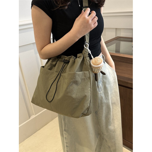 大容量防水尼龍布抽繩褶皺單肩包2025新款旅遊出行休閒斜背水桶包 大容量防水尼龍布抽繩褶皺單肩包2025新款旅遊出行休閒斜背水桶包