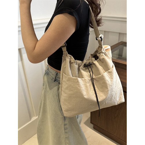 大容量防水尼龍布抽繩褶皺單肩包2025新款旅遊出行休閒斜背水桶包 大容量防水尼龍布抽繩褶皺單肩包2025新款旅遊出行休閒斜背水桶包