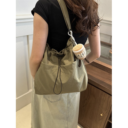 大容量防水尼龍布抽繩褶皺單肩包2025新款旅遊出行休閒斜背水桶包 大容量防水尼龍布抽繩褶皺單肩包2025新款旅遊出行休閒斜背水桶包