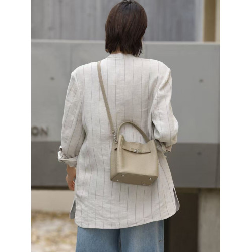 真皮女包2026春夏新款高品質凱莉風水桶包休閒百搭時尚牛皮斜後後背包 真皮女包2026春夏新款高品質凱莉風水桶包休閒百搭時尚牛皮斜後後背包