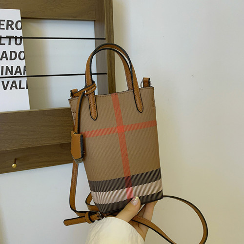 輕奢百搭休閒條紋斜背手機包棕拼焦糖色約18*5*12cm