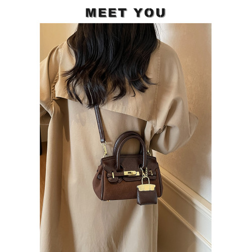 咖色超火精緻麂皮凱莉包包女2026新款高級感輕奢小衆不撞款斜後後背包