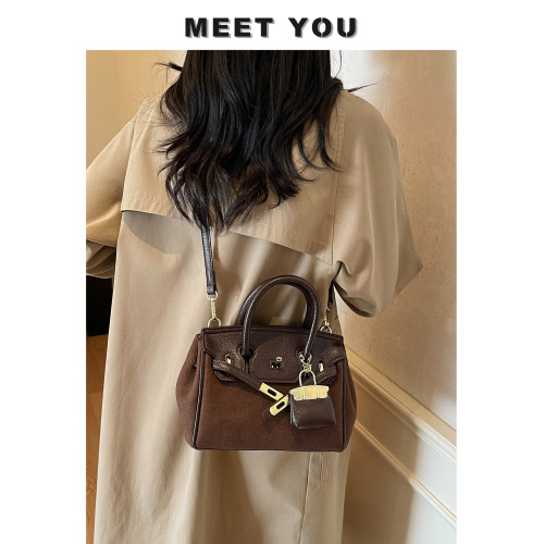 咖色超火精緻麂皮凱莉包包女2026新款高級感輕奢小衆不撞款斜後後背包