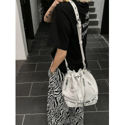 歐美時尚復古鉚釘水桶包女辣妹新款龐克風暗黑斜後後背包單肩包港風包