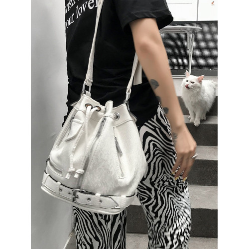 歐美時尚復古鉚釘水桶包女辣妹新款龐克風暗黑斜後後背包單肩包港風包