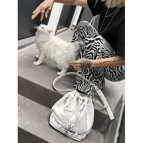 歐美時尚復古鉚釘水桶包女辣妹新款龐克風暗黑斜後後背包單肩包港風包