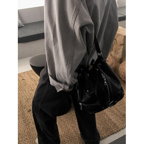 歐美時尚復古鉚釘水桶包女辣妹新款龐克風暗黑斜後後背包單肩包港風包