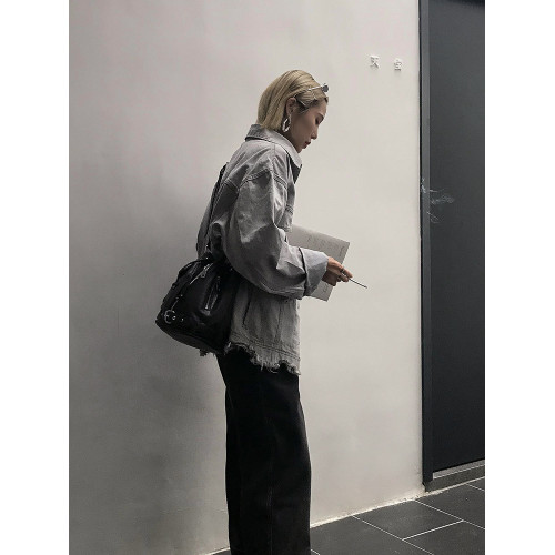 歐美時尚復古鉚釘水桶包女辣妹新款龐克風暗黑斜後後背包單肩包港風包