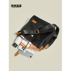 浣熊藍藍超火尼龍牛津布水桶包女2026新款春大容量通勤單肩斜後後背包