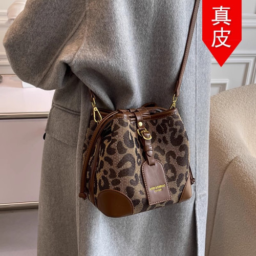 法國MKCHBK品牌小衆設計秋冬豹紋女包包2025新款百搭大容量水桶包