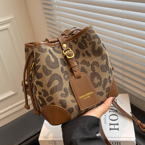 法國MKCHBK品牌小衆設計秋冬豹紋女包包2025新款百搭大容量水桶包