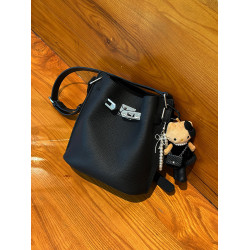 黑色真皮水桶包包女式2026新款輕奢小衆高級感通勤手提單肩斜後後背包