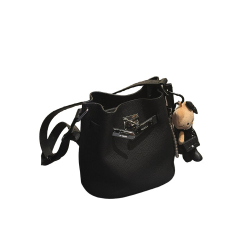 黑色真皮水桶包包女式2026新款輕奢小衆高級感通勤手提單肩斜後後背包