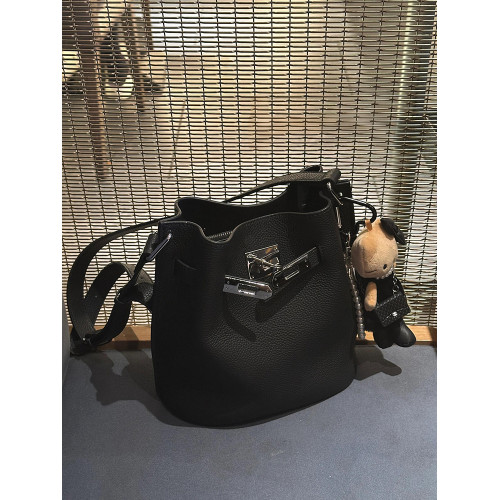 黑色真皮水桶包包女式2026新款輕奢小衆高級感通勤手提單肩斜後後背包